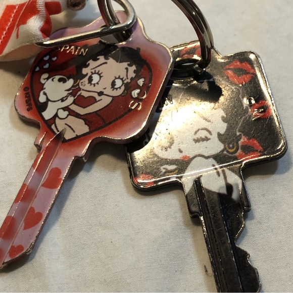 Betty Boop Collectors lot : Keys, Candy Dispenser, Old Calendar for photos + - Picture 4 of 13